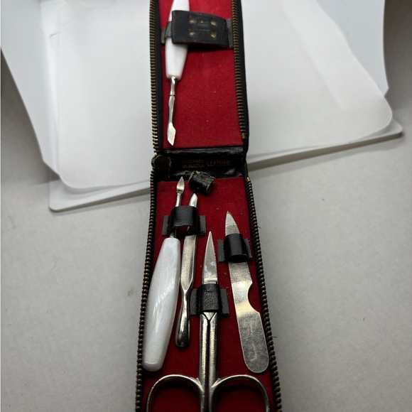 Vintage Gentleman Brush and Manicure Set Built In Zip Around Closure Leather - Picture 6 of 11